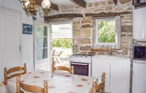 Maisons de vacances Nice home in Louargat with 1 Bedrooms and WiFi : photos des chambres