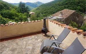 Maisons de vacances Awesome home in Vieussan with 2 Bedrooms and Jacuzzi : photos des chambres