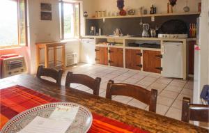 Maisons de vacances Awesome home in Vieussan with 2 Bedrooms and Jacuzzi : photos des chambres