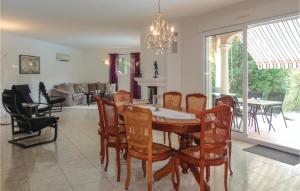 Maisons de vacances Awesome Home In Lamalou Les Bains With 4 Bedrooms, Wifi And Outdoor Swimming Pool : photos des chambres