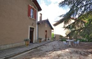 Maisons de vacances Amazing home in Puymeras with 4 Bedrooms and WiFi : photos des chambres