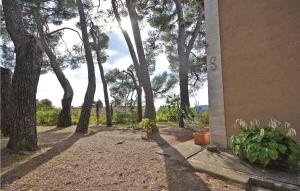 Maisons de vacances Amazing home in Puymeras with 4 Bedrooms and WiFi : photos des chambres