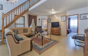 8 Bedroom Stunning Home In Pula