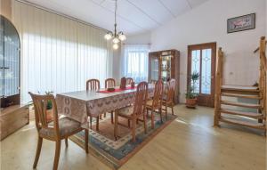 8 Bedroom Stunning Home In Pula