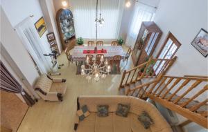 8 Bedroom Stunning Home In Pula