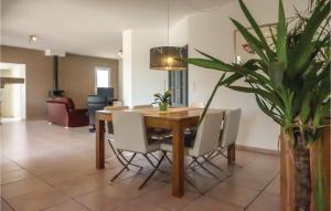 Maisons de vacances Nice Home In Prades-sur-vernazobre With 4 Bedrooms, Wifi And Private Swimming Pool : photos des chambres