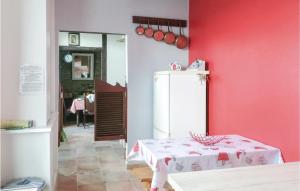 Maisons de vacances Awesome Home In Vergoncey With Kitchen : photos des chambres