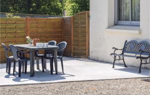 Maisons de vacances Nice Home In Ploumilliau With 4 Bedrooms : photos des chambres