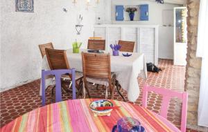 Maisons de vacances Stunning Home In Lanon De Provence With Kitchen : photos des chambres