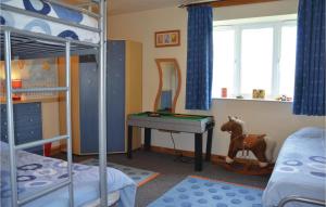 Maisons de vacances 4 Bedroom Awesome Home In Saint-pierre-sur-orth : photos des chambres