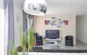 Amazing Home In Sernhac