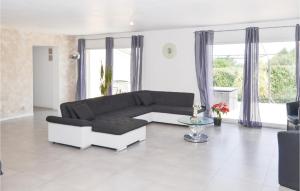 Amazing Home In Sernhac