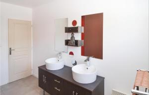 Maisons de vacances Stunning Home In Sernhac With Swimming Pool : photos des chambres