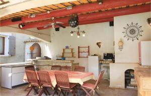 Maisons de vacances Lovely Home In Chateaurenard : photos des chambres