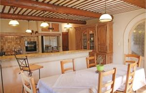 Maisons de vacances Awesome Home In Chteaurenard With Wifi, Private Swimming Pool And Outdoor Swimming Pool : photos des chambres