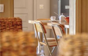 Maisons de vacances Gorgeous Home In Thzan-ls-bziers With Wifi : photos des chambres