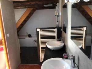 B&B / Chambres d'hotes La maison bleue : Chambre Double - Vue sur Montagne