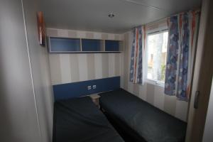 Campings MOBIL-HOME 6 PERSONNES CAMPING EUROLAC BORD LAC AUREILHAN : photos des chambres