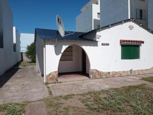 Amplia casa con fondo y estacionamiento a metros del mar
