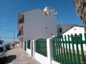 Amplia casa con fondo y estacionamiento a metros del mar