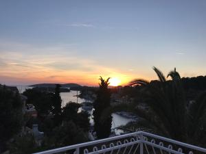 Apartment in Maslinica 70m from the sea