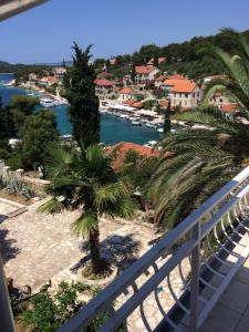 Apartment in Maslinica 70m from the sea