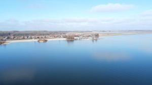 B&B Veluwemeer, jacuzzi, swim spa, sauna, steam bath and sandy beach