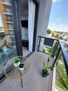 Calido,moderno depto con piscina, parking ,laundry