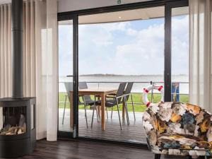 Houseboat with Stunning Views