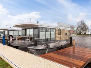 Houseboat with Stunning Views