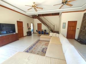 LUXURIOUS VIEW TALAY VILLA - PATTAYA HOLIDAY HOUSE