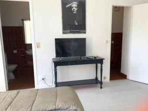 Cannes center parking very calm California neighborhood