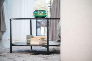 HiGuests - Chic Apt with Balcony and Pool near Burj Khalifa