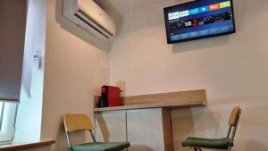 Stylish Apartment on Place Massena - Steps from Beach