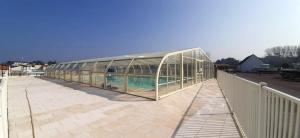 Maisons de vacances Bungalow de 2 chambres avec piscine partagee jardin amenage et wifi a Grandcamp Maisy : photos des chambres