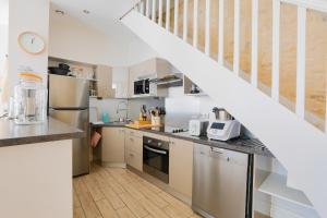 Duplex joliment décoré et sa cour ensoleillée