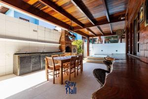 Casa com 4Suítes, churrasq+Piscina privativa-SH014