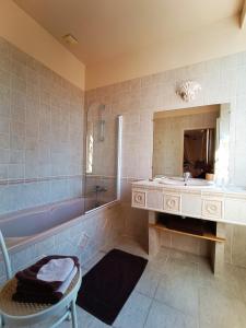 B&B / Chambres d'hotes Moulin de Belle Isle : Chambre Double Deluxe avec Baignoire