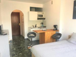 Cannes center terrace AC Wifi 200 m from sea behind Martinez