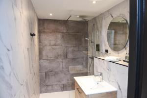 Hotels The Originals Boutique Hotel La Villa Ouest & Spa : photos des chambres