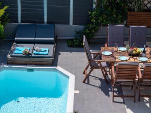 Grey House "by Checkin"