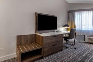 Queen Room with Two Queen Beds - Shower Only room in Best Western Premier Denver East