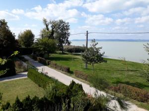 Traumlage direkt am See