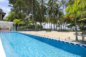 Tenterfield Beachfront Luxury 4 Bedroom Holiday Home - Wangetti