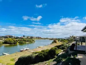 Waterfront house Private jetty Kayaks provided - Milang