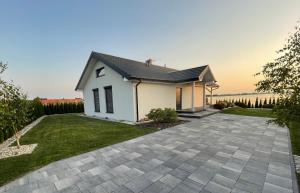 Dom nad jeziorem obok Uniejowa