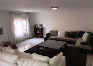 Modern 3 Bedroom Apartment Walk to Cafés & Bookstores