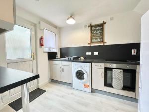 Hazel House - Vibrant 2 bed house in Wishaw