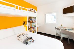 Hotels hotelF1 Lorient : Chambre Triple avec Salle de Bains Commune