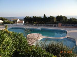 Appartements Les EMERAUDES : photos des chambres